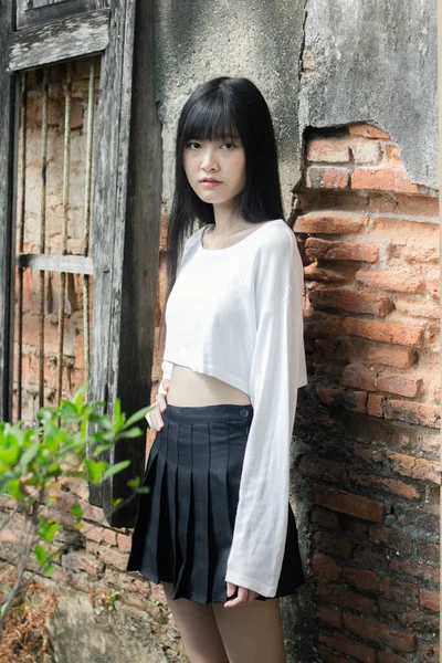 泰国人成人漂亮女孩白衬衫黑色短裙的肖像放松时间 — 图库照片