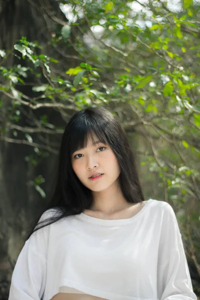 Retrato Tailandés Adulto Hermosa Chica Blanca Camisa Negro Falda Relajarse — Foto de Stock