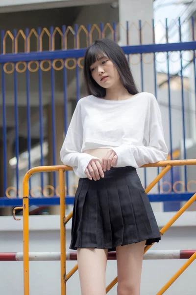 タイのポートレート大人美しい女の子白いシャツ黒スカートリラックス時間 — ストック写真