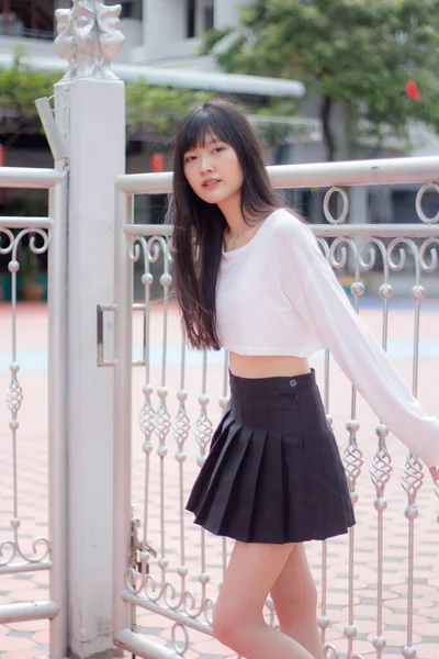 Potret Thai Dewasa Gadis Cantik Baju Putih Rok Hitam Santai — Stok Foto
