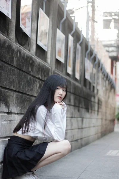 Portré Thai Felnőtt Gyönyörű Lány Fehér Ing Fekete Szoknya Pihenni — Stock Fotó
