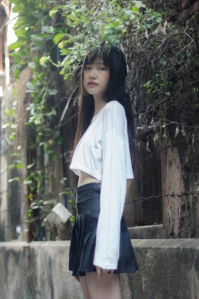 Taylandlı Yetişkin Portresi Güzel Kız Beyaz Gömlek Siyah Etek Rahatlama — Stok fotoğraf