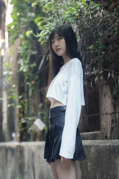 Retrato Tailandés Adulto Hermosa Chica Blanca Camisa Negro Falda Relajarse — Foto de Stock