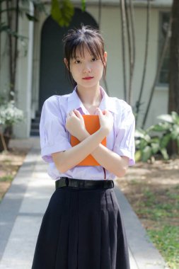 Asya thai lise öğrencisi üniforması güzel kız gülümse ve rahatla