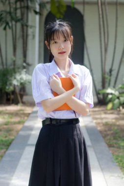 Asya thai lise öğrencisi üniforması güzel kız gülümse ve rahatla