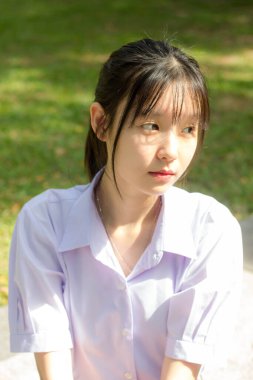 Asya thai lise öğrencisi üniforması güzel kız gülümse ve rahatla