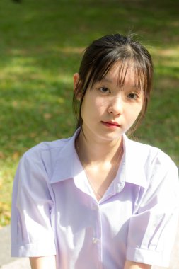 Asya thai lise öğrencisi üniforması güzel kız gülümse ve rahatla