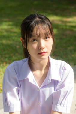 Asya thai lise öğrencisi üniforması güzel kız gülümse ve rahatla