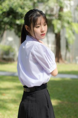 Asya thai lise öğrencisi üniforması güzel kız gülümse ve rahatla