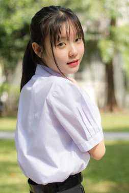 Asya thai lise öğrencisi üniforması güzel kız gülümse ve rahatla