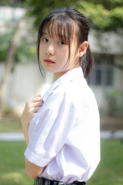 Asya thai lise öğrencisi üniforması güzel kız gülümse ve rahatla