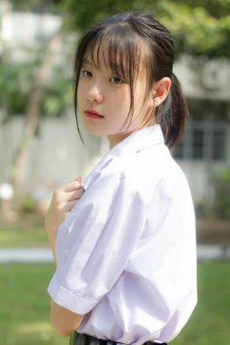 Asya thai lise öğrencisi üniforması güzel kız gülümse ve rahatla