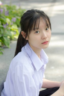 Asya thai lise öğrencisi üniforması güzel kız gülümse ve rahatla