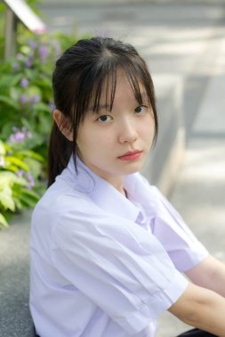 Asya thai lise öğrencisi üniforması güzel kız gülümse ve rahatla