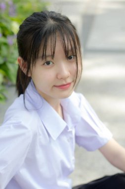 Asya thai lise öğrencisi üniforması güzel kız gülümse ve rahatla