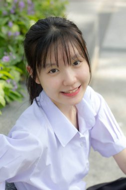 Asya thai lise öğrencisi üniforması güzel kız gülümse ve rahatla