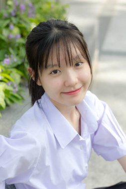 Asya thai lise öğrencisi üniforması güzel kız gülümse ve rahatla