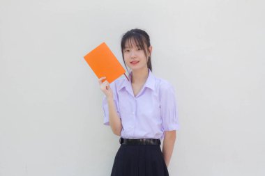 Asya Thai lisesi üniforması güzel kız bir kitap göster