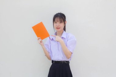 Asya Thai lisesi üniforması güzel kız bir kitap göster