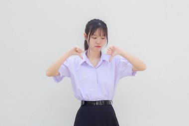 Asya Thai lisesi üniforması güzel bir kız hoşlanmaz.