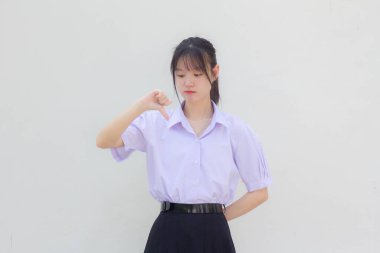 Asya Thai lisesi üniforması güzel bir kız hoşlanmaz.