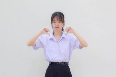Asya Thai lisesi üniforması güzel bir kız hoşlanmaz.
