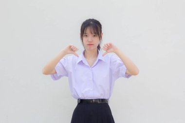 Asya Thai lisesi üniforması güzel bir kız hoşlanmaz.