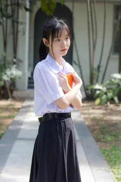 亚洲的高中学生制服漂亮的女孩笑着放松一下 — 图库照片