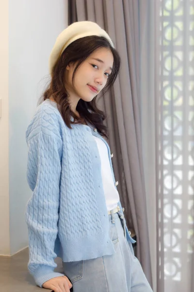 Asya Tay Gençliği Açık Mavi Tişört Güzel Kız Gülümse Rahatla — Stok fotoğraf