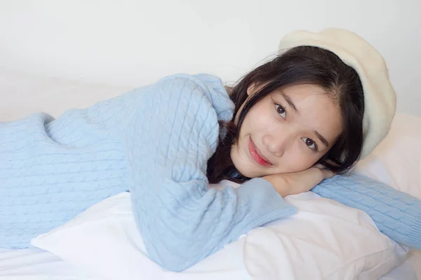 Asia Thai Teen Light Blue Shirt Beautiful Girl Smile Relax - Stock-foto