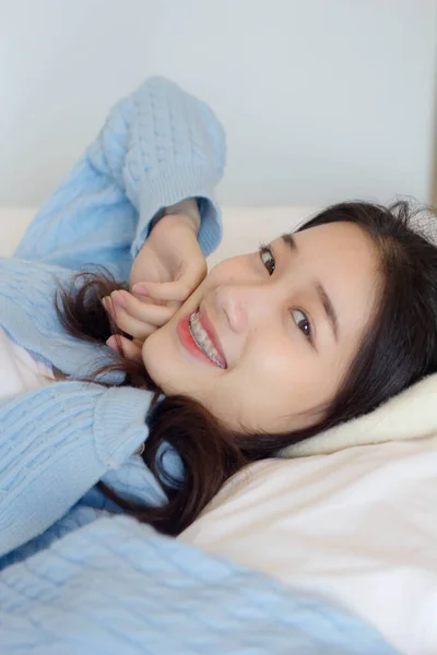 Asia Thai Teen Light Blue Shirt Beautiful Girl Smile Relax — Φωτογραφία Αρχείου