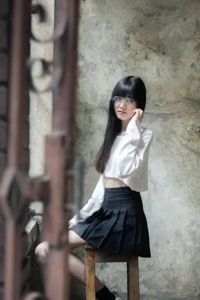 Portré Thai Felnőtt Gyönyörű Lány Fehér Ing Fekete Szoknya Pihenni — Stock Fotó
