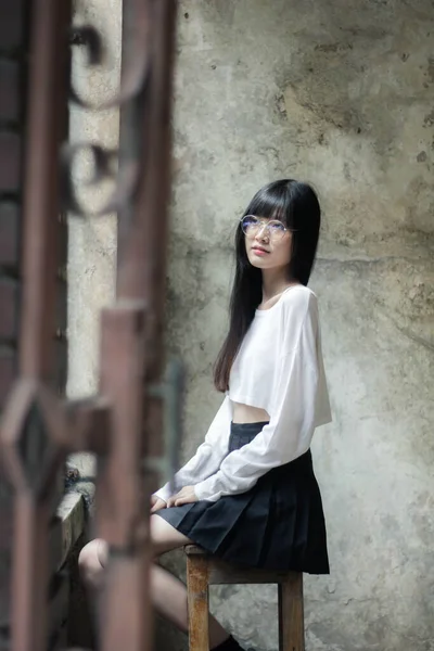 Πορτρέτο Του Thai Ενηλίκων Όμορφο Κορίτσι Λευκό Πουκάμισο Μαύρη Φούστα — Φωτογραφία Αρχείου