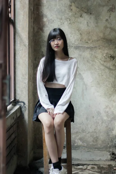 Retrato Tailandés Adulto Hermosa Chica Blanca Camisa Negro Falda Relajarse —  Fotos de Stock