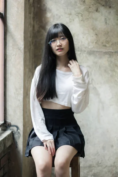 Portrét Thajské Dospělé Krásné Dívky Bílá Košile Černá Sukně Relaxační — Stock fotografie