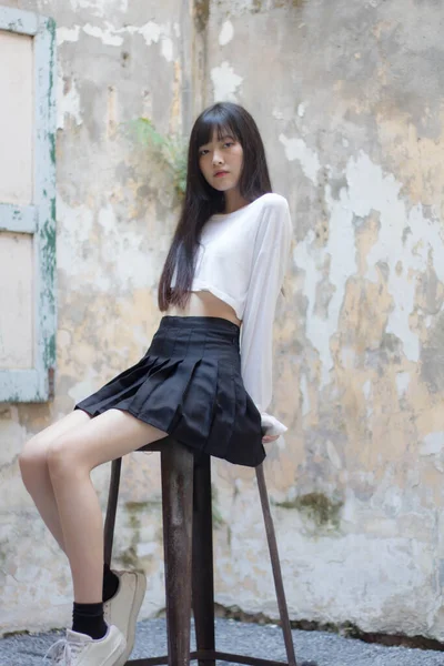 Retrato Tailandés Adulto Hermosa Chica Blanca Camisa Negro Falda Relajarse —  Fotos de Stock