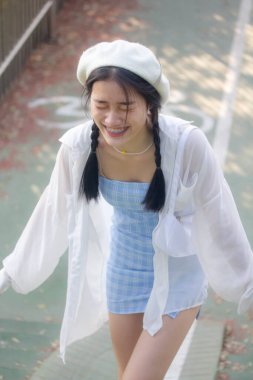 Asia thai teen blue dress güzel kız gülümse ve rahatla