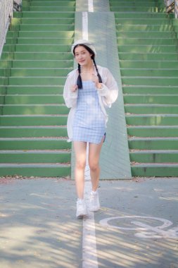 Asia thai teen blue dress güzel kız gülümse ve rahatla