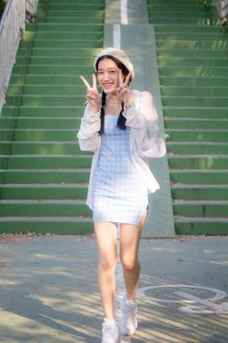 Asia thai teen blue dress güzel kız gülümse ve rahatla