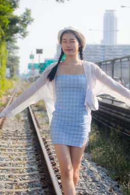 Asia thai teen blue dress güzel kız gülümse ve rahatla