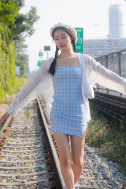 Asia thai teen blue dress güzel kız gülümse ve rahatla