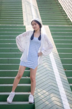 Asia thai teen blue dress güzel kız gülümse ve rahatla