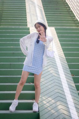 Asia thai teen blue dress güzel kız gülümse ve rahatla