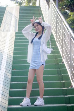 Asia thai teen blue dress güzel kız gülümse ve rahatla