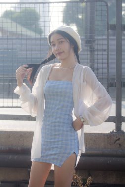 Asia thai teen blue dress güzel kız gülümse ve rahatla