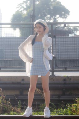 Asia thai teen blue dress güzel kız gülümse ve rahatla