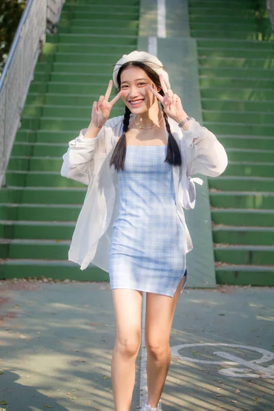 Asia Tailandesa Adolescente Azul Vestido Hermosa Chica Sonrisa Relajarse —  Fotos de Stock