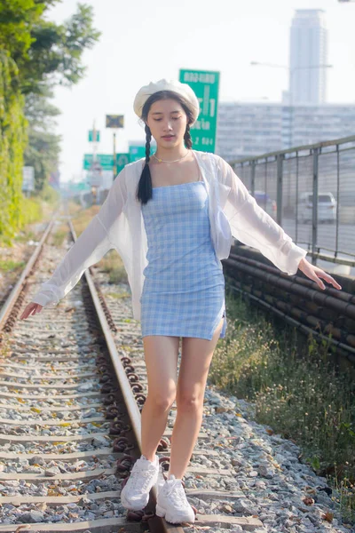 Ásia Tailandês Adolescente Azul Vestido Bonito Menina Sorriso Relaxar — Fotografia de Stock