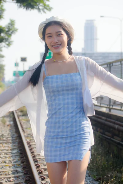 Asia Tailandesa Adolescente Azul Vestido Hermosa Chica Sonrisa Relajarse —  Fotos de Stock