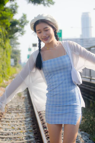 Ásia Tailandês Adolescente Azul Vestido Bonito Menina Sorriso Relaxar — Fotografia de Stock